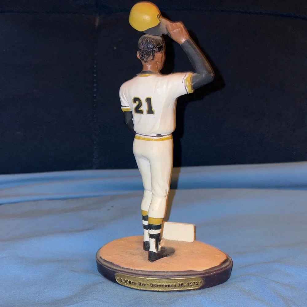 Roberto Clemente Pirates #21 White and Black Figurine - Picture 2 of 3